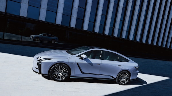 Nuova Lexus ES ibrida ed elettrica, a Shanghai svela un volto inedito