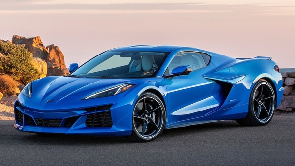 Corvette E-Ray, l'ibrida arriva in Italia: i prezzi della coupé e convertible