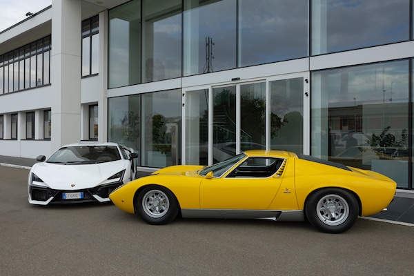 Lamborghini, la prova esclusiva: V12 for ever