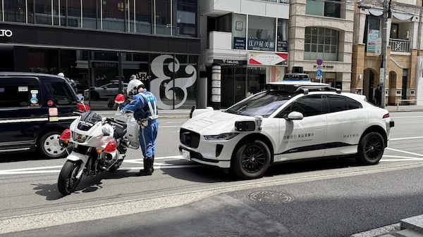 Robotaxi Waymo fermato dalla polizia a Tokyo: l’episodio fa il giro del web