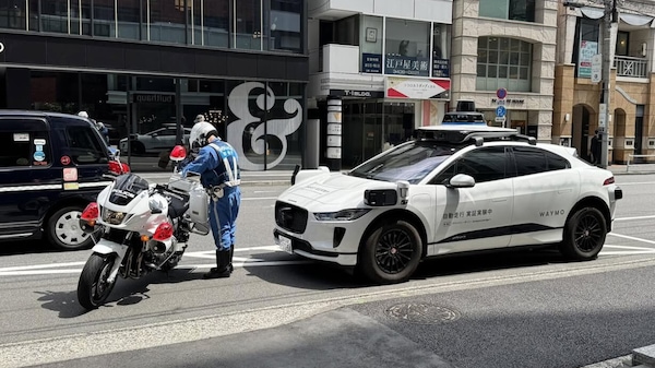 Robotaxi Waymo fermato dalla polizia a Tokyo: l’episodio fa il giro del web