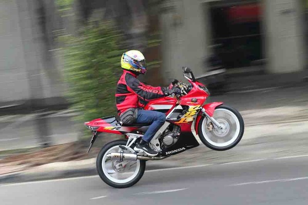 Napoli, bambino di 9 anni guida una mini moto da 100 cc nell’area pedonale: genitori denunciati