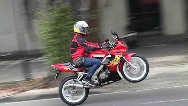 Napoli, bambino di 9 anni guida una mini moto da 100 cc nell’area pedonale: genitori denunciati