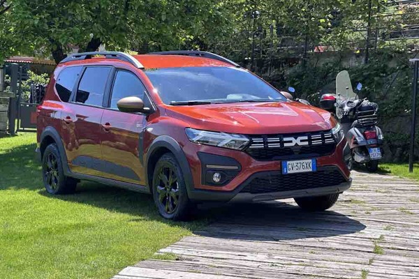 Dacia Jogger 2024, versatile fino a sette posti e oltre 1000 km di autonomia con un pieno