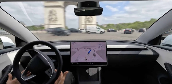 Tesla Full Self Driving alla prova della rotonda più difficile d'Europa
