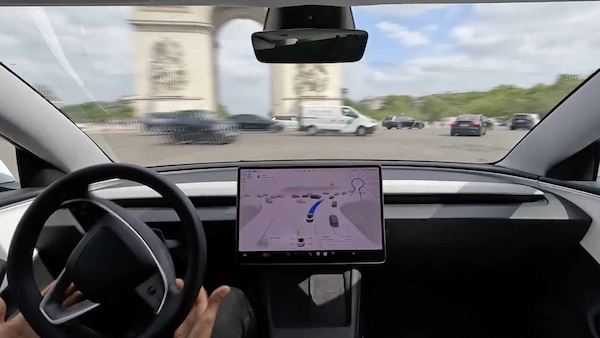 Tesla Full Self Driving alla prova della rotonda più difficile d'Europa