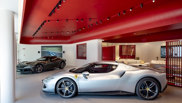 Ferrari, la nuova Corporate Identity debutta alla Samocar di Roma