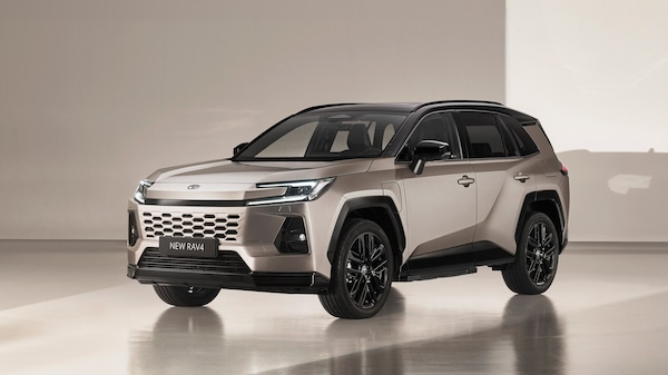Toyota RAV4, la sesta punta tutto su ibrido e tecnologia
