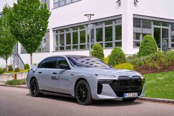 BMW Group accelera sull’elettrico: test su strada per le batterie allo stato solido
