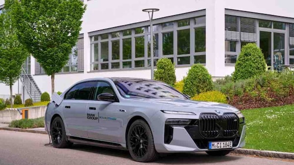 BMW Group accelera sull’elettrico: test su strada per le batterie allo stato solido