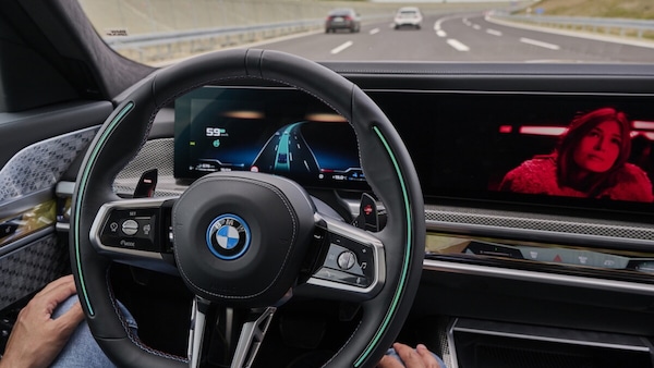 Guida assistita, in autostrada anche senza mani sul volante