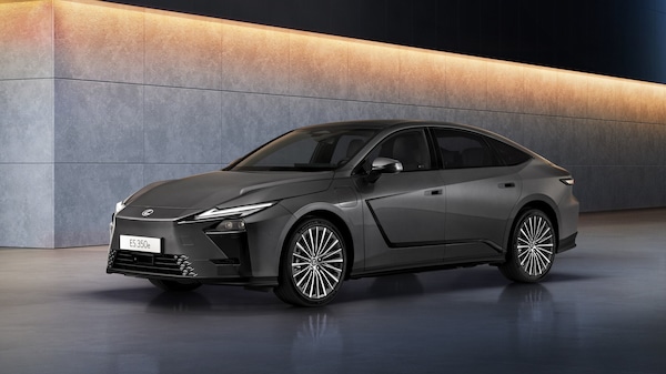 Lexus ES, executive ed elettrificata