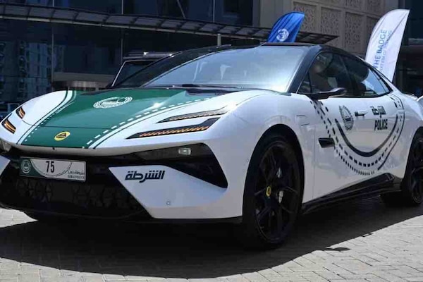 La polizia di Dubai accoglie la nuova Lotus Emeya elettrica nella sua flotta