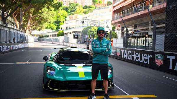 Aston Martin Valhalla a Monaco con Alonso
