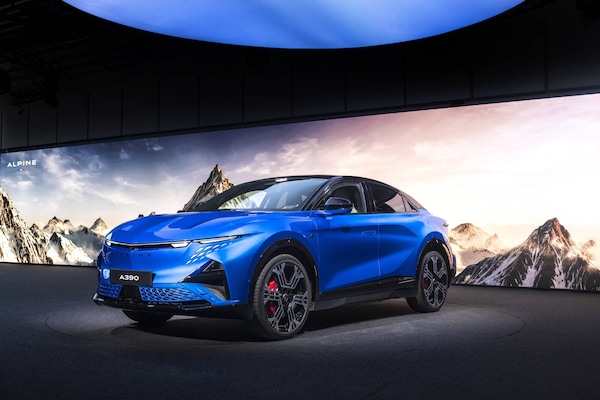 Alpine A390, il divertimento elettrico a tre motori e a ruote alte