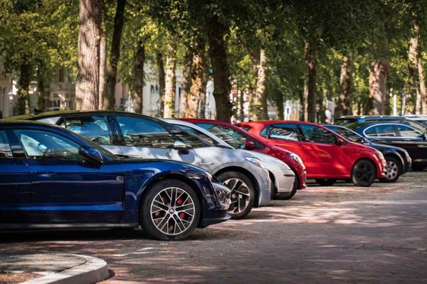 Cercare parcheggio è più stressante del traffico: lo dice il 52% degli automobilisti