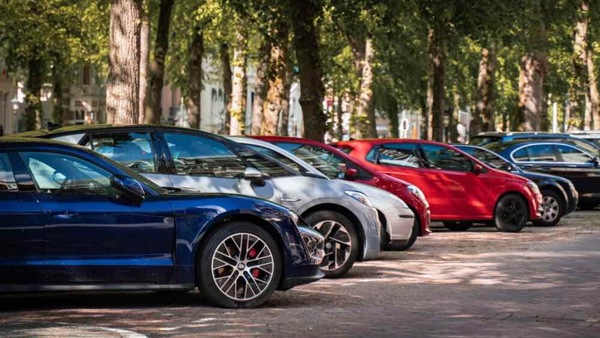 Cercare parcheggio è più stressante del traffico: lo dice il 52% degli automobilisti