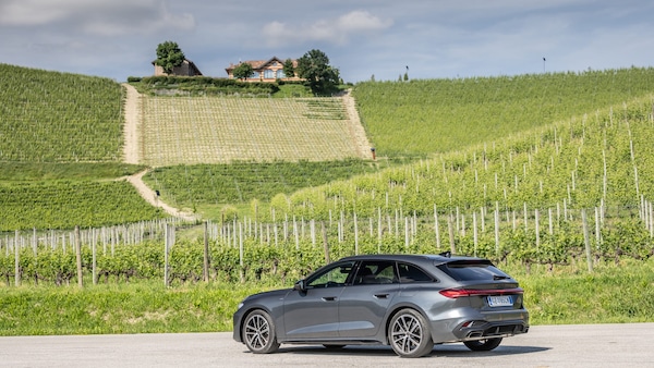 Audi A5 e-hybrid, la familiare alla spina su strada