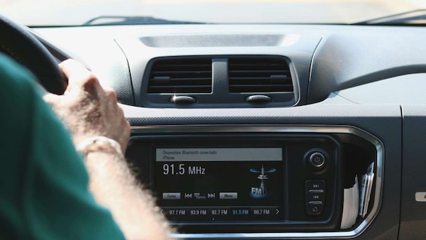 In 26 milioni rischiano di rimanere senza radio in auto: l’allarme dell’Agcom
