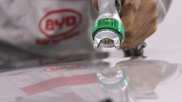 Auto elettriche cinesi: boom in Italia, ma cresce l’allarme sicurezza