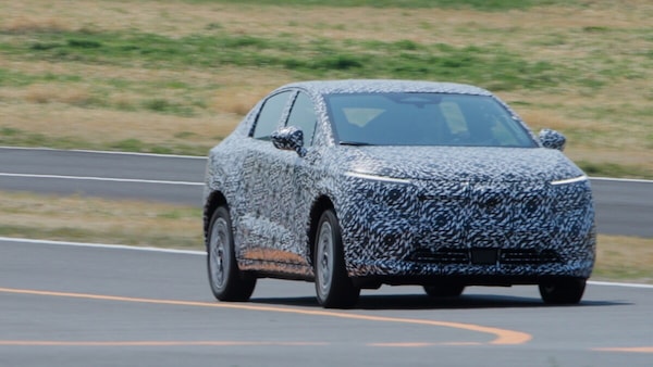 Nuova Nissan Leaf svela potenza e una sospensione "pregiata"