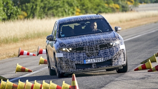Nuova BMW iX3 svela i primi numeri: farà 800 km con una carica