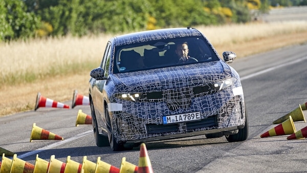 Nuova BMW iX3 svela i primi numeri: farà 800 km con una carica