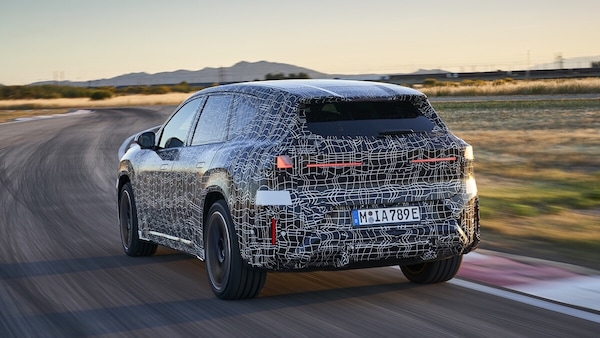 Nuova BMW iX3, numeri super di autonomia e ricarica