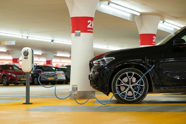 Auto elettriche, l’Italia resta in folle: solo il 24% pronto al salto