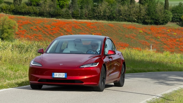 Tesla 100% autonoma a Austin, FSD Supervisionato a Roma: Musk spinge per nuove regole