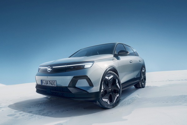 Grandland AWD elettrica, la prima integrale a zero emissioni di Opel