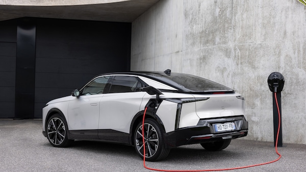 DS N°8, al volante della nuova ammiraglia francese