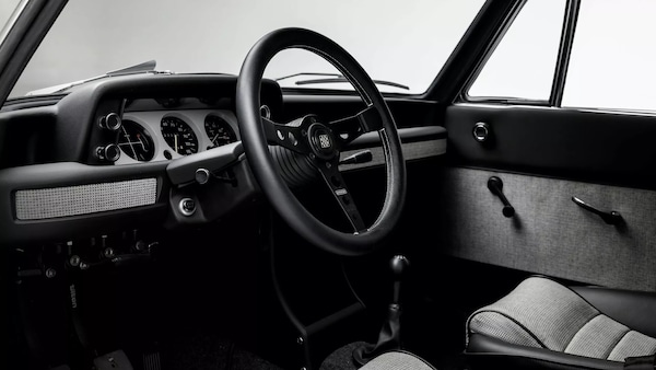 Le foto della BMW 2002 restomod by Son Of Cobra