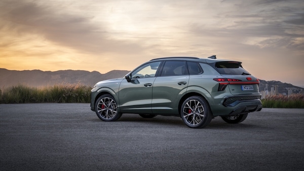 Nuova Audi Q3, le foto: torna indietro da sola nelle strade senza uscita