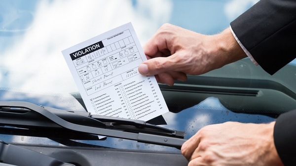 Parcheggia per la Maturità e lascia un biglietto: multato lo studente a Roma