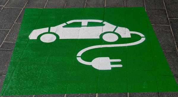 Mobilità elettrica, Motus-E lancia il suo Libro Bianco: analisi, numeri e proposte per il futuro dell’automotive in Italia