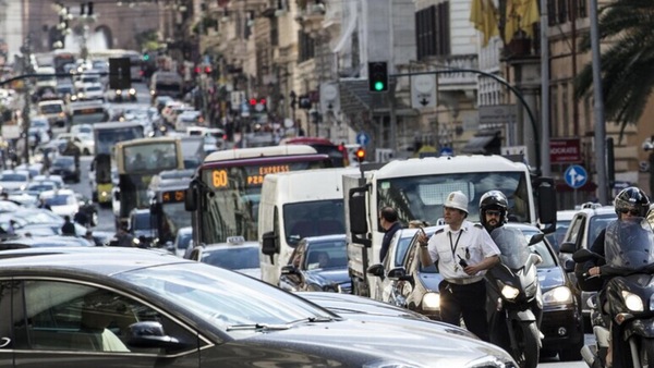 Roma: traffico e bus deviati nel fine settimana per eventi in centro