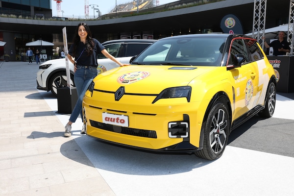 Renault 5 E-Tech, l'Auto dell'Anno 2025 protagonista a Milano CityLife
