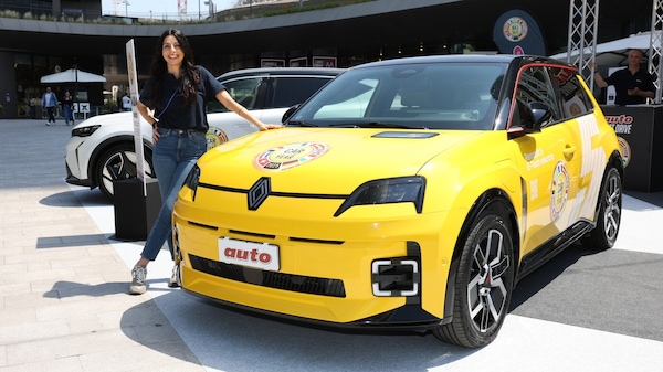 Renault 5 E-Tech, l'Auto dell'Anno 2025 protagonista a Milano CityLife