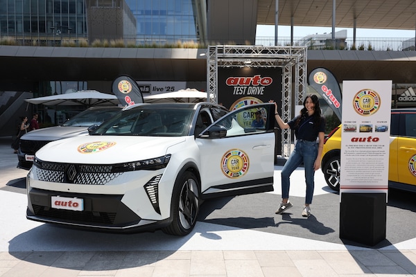 Renault Scenic E-Tech, l'Auto dell'Anno 2024 impegnata nei test drive a Milano