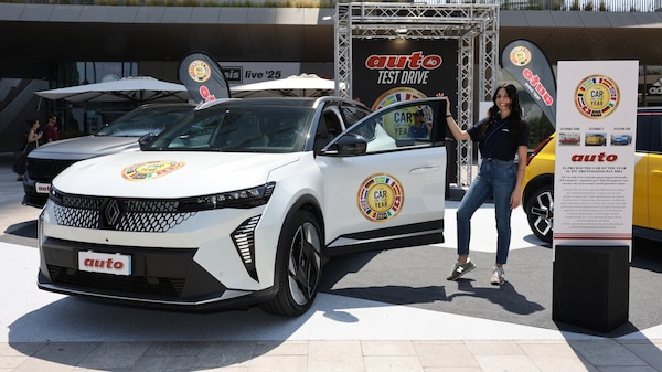 Renault Scenic E-Tech, l'Auto dell'Anno 2024 impegnata nei test drive a Milano