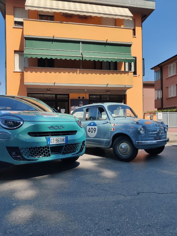 Fiat 600 storica e 600 Hybrid, il confronto alla 1000 Miglia 2025