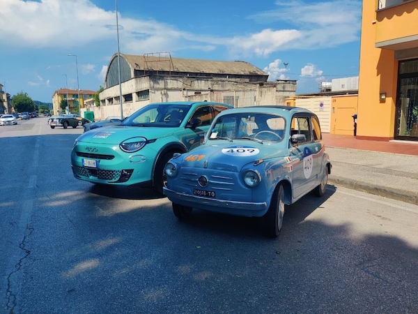 Fiat 600, l'abitacolo della storica e della moderna a confronto