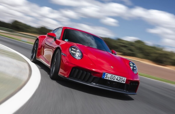 Porsche 911 Carrera 4 GTS, la prova