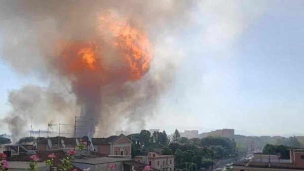 Esplosione a Roma: salta in aria una pompa di benzina a Villa De Santis