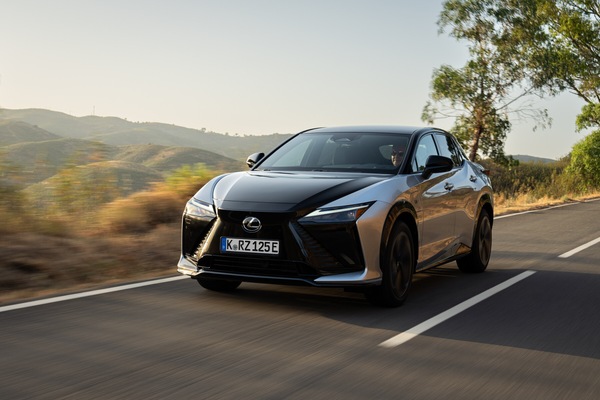 Prova Lexus RZ 2026: spaziale con lo sterzo by-wire