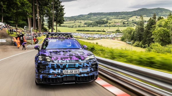 Porsche Cayenne elettrica, tour inglese prima del debutto