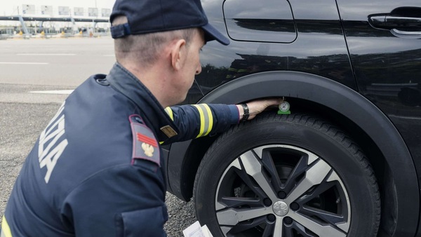 Assogomme, allarme sicurezza per le vacanze, 1 auto su 10 ha gomme lisce