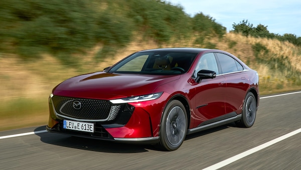 Mazda 6e 2025, primo test della berlina elettrica giapponese