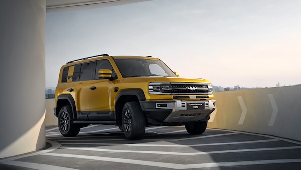 Maxi e ibrido plug-in, Byd porta a Goodwood il Denza B5 